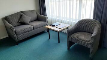 Standard Studio, 1 Queen Bed, Ground Floor | Living area