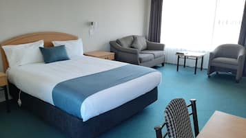 Standard Studio, 1 Queen Bed, Ground Floor | Living room