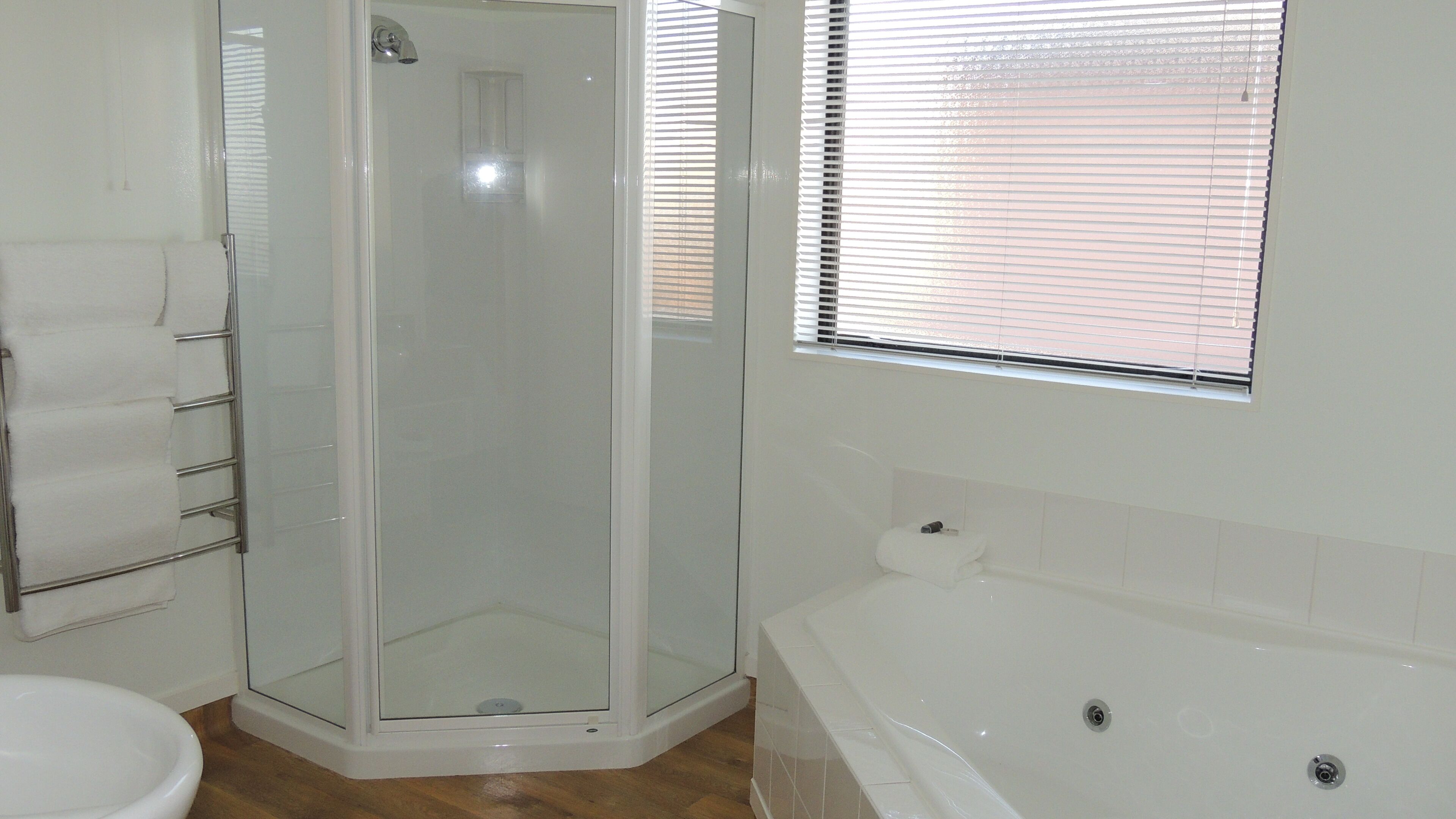 Ein Badezimmer mit einer Duschkabine, einer Badewanne und einer Toilette.
