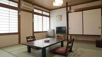 In-room safe, free WiFi, bed sheets