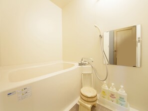 Duschwanne, kostenlose Toilettenartikel, Haartrockner, Handtücher