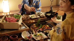 A dining table with various dishes, a grill, and a hanging fish. - Yuruino Yado Keizan (Achi)