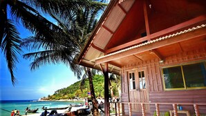 A wooden house with a balcony overlooking a beach. - Haad Khuad Resort (Ko Pha-ngan)