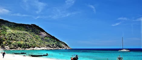 Bãi biển riêng, khăn tắm biển, bóng chuyền