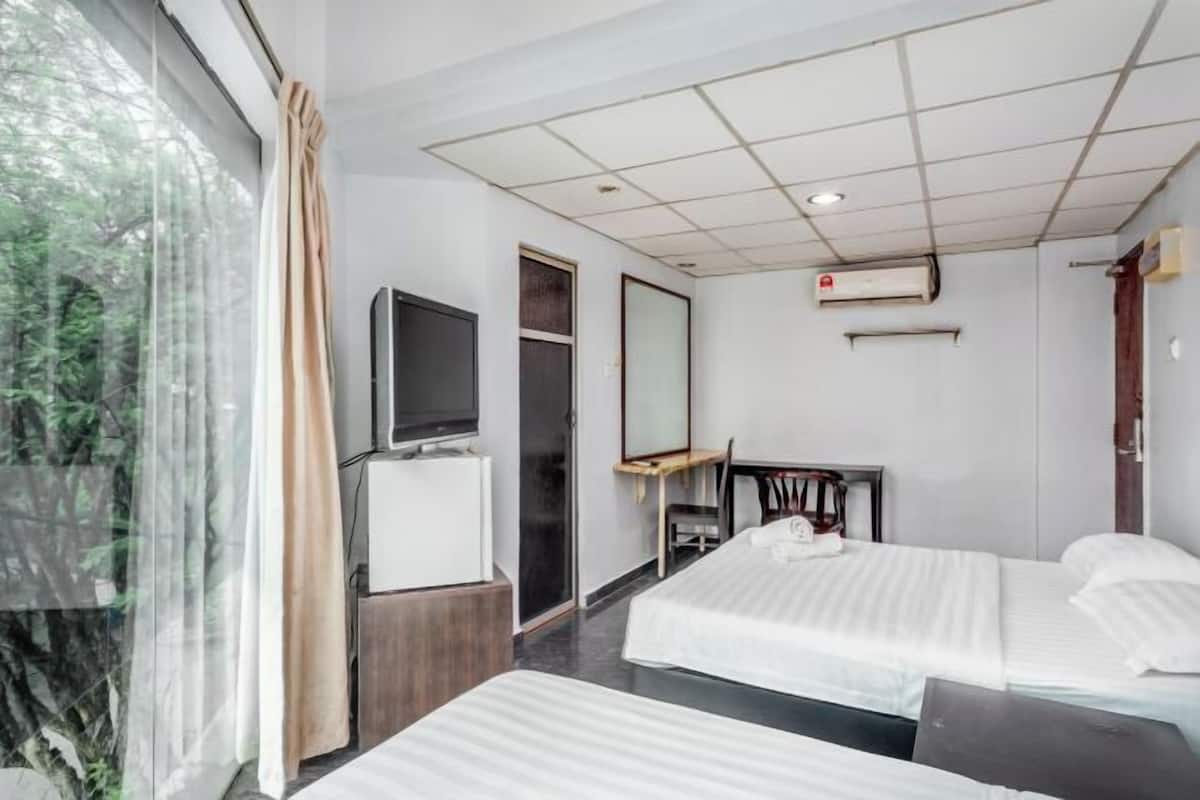 In-room safe, desk, WiFi (free)