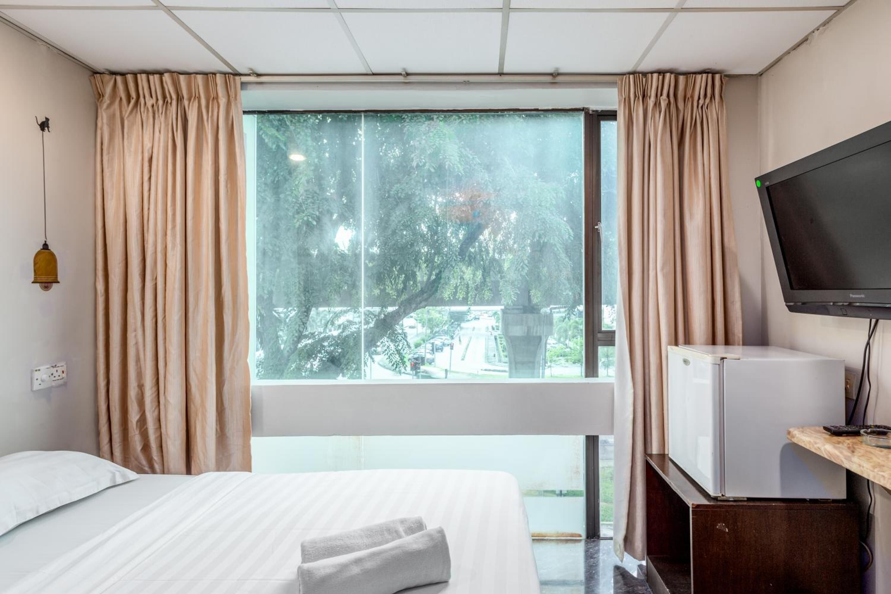 In-room safe, desk, free WiFi