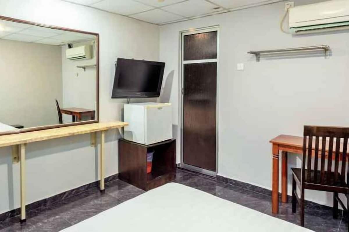 In-room safe, desk, free WiFi