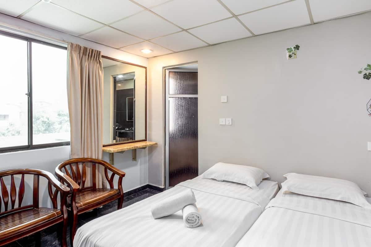 1 habitación, caja de seguridad en la habitación y escritorio