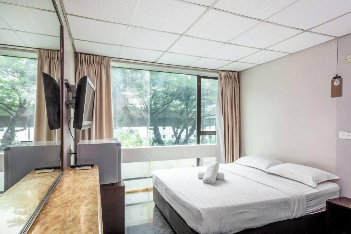 In-room safe, desk, WiFi (free)