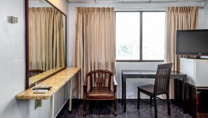 Brankas, meja kerja, dan Wi-Fi gratis