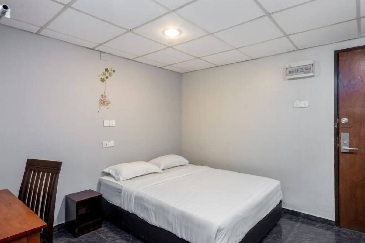 1 habitación, caja de seguridad en la habitación y escritorio