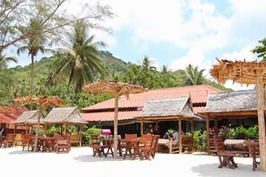 Breakfast, lunch and dinner served  - Bottle Beach 2 Bungalows (Ko Pha-ngan)