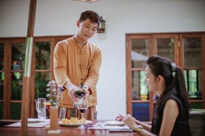 Se sirven desayunos, almuerzos y cenas; cocina tailandesa