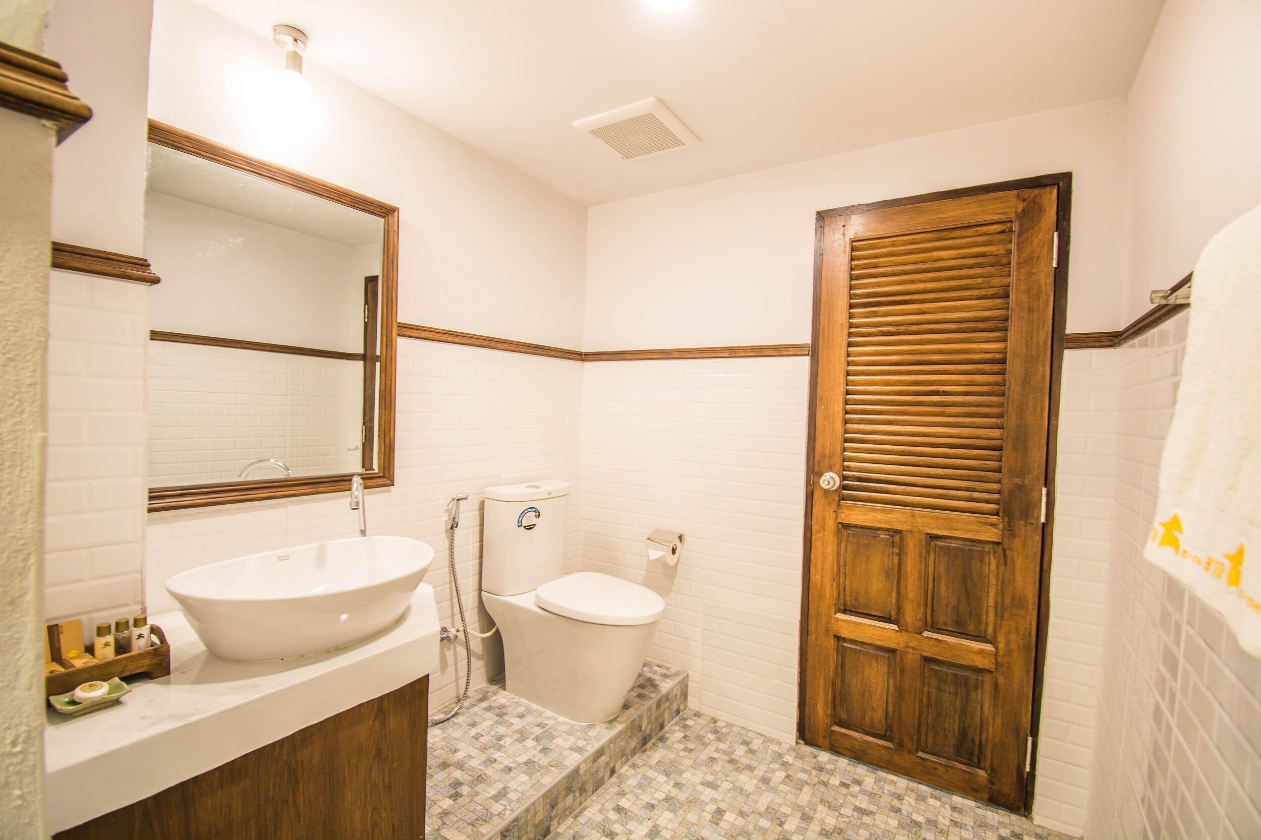 standard twin room | bathroom | shower, free toiletries, hair dryer, bathrobes