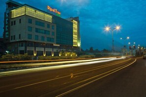 Front of property - evening/night - Pipal Tree Hotel (Barasat)