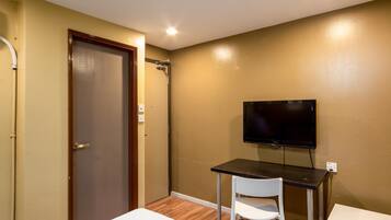 Een bureau, een strijkplank/strijkijzer, gratis wifi