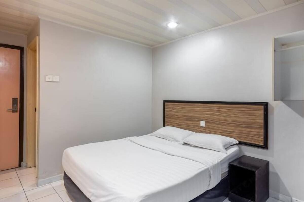 Desk, iron/ironing board, WiFi (free)