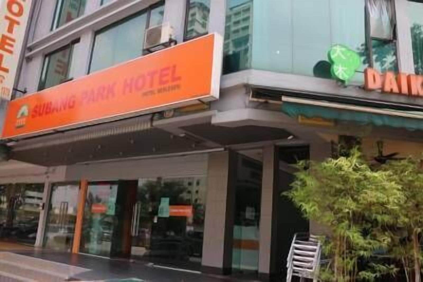 Un bâtiment sur lequel on peut voir une enseigne indiquant le « Subang Park Hotel ».