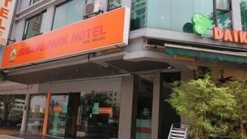 Un bâtiment sur lequel on peut voir une enseigne indiquant le « Subang Park Hotel ».