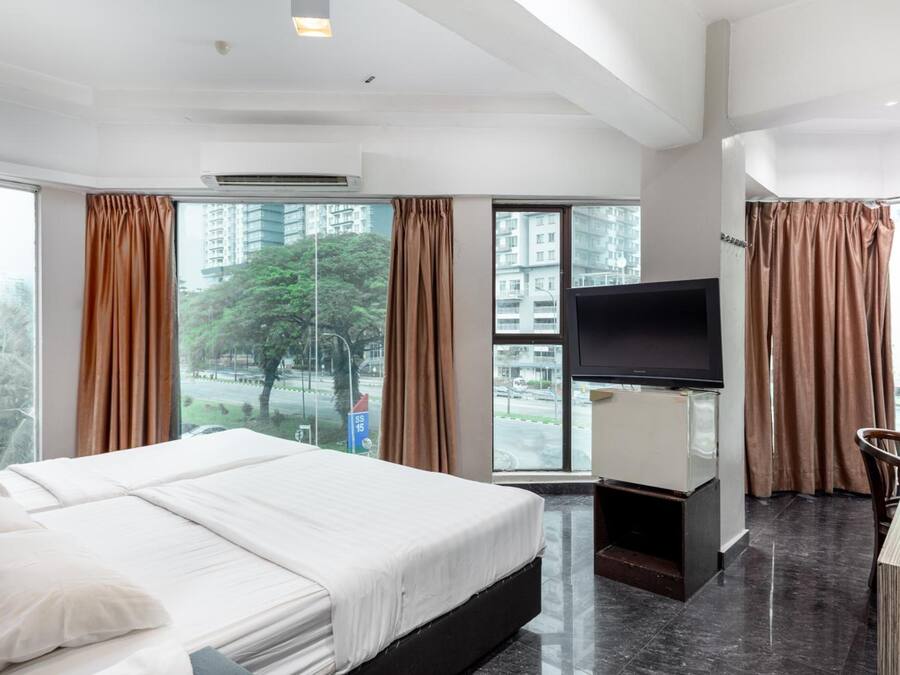 Escrivaninha, ferros/tábuas de passar roupa, Wi-Fi de cortesia