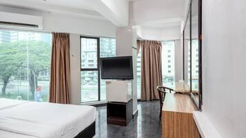 Een bureau, een strijkplank/strijkijzer, gratis wifi