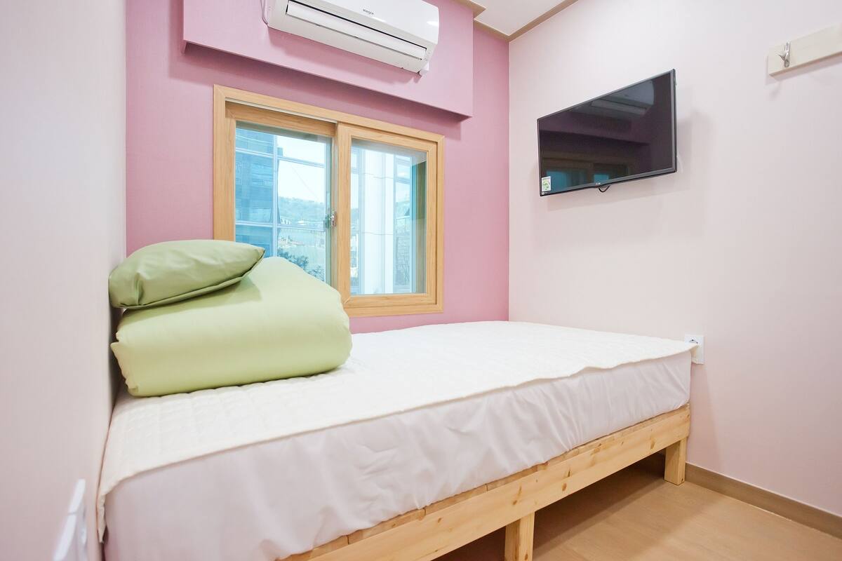 Single Room | Premium bedding, iron/ironing board (on request), WiFi (free)