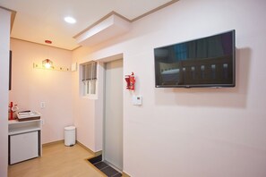 Zweibettzimmer | Hochwertige Bettwaren, Bügeleisen/Bügelbrett, kostenloses WLAN