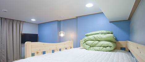 Kamar Triple | Seprai premium, setrika/meja setrika, dan Wi-Fi gratis