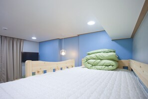 Dreibettzimmer | Hochwertige Bettwaren, Bügeleisen/Bügelbrett, kostenloses WLAN