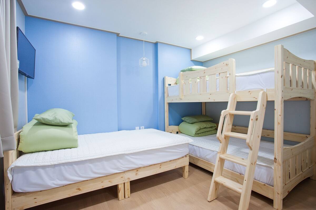 Triple Room | Premium bedding, iron/ironing board (on request), WiFi (free)