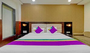 Minibar, sistema de insonorización y tabla de planchar con plancha 