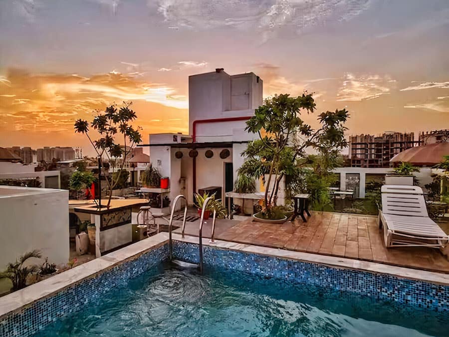 Una piscina al aire libre