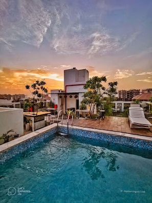 Outdoor pool - Hotel Sahibs LightHouse (Agra)