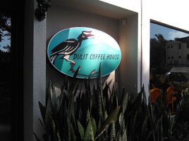 Un letrero para DULIT COFFEE HOUSE con una ilustración de un pájaro.