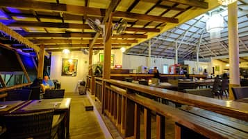 Breakfast, lunch, dinner served; international cuisine, alfresco dining