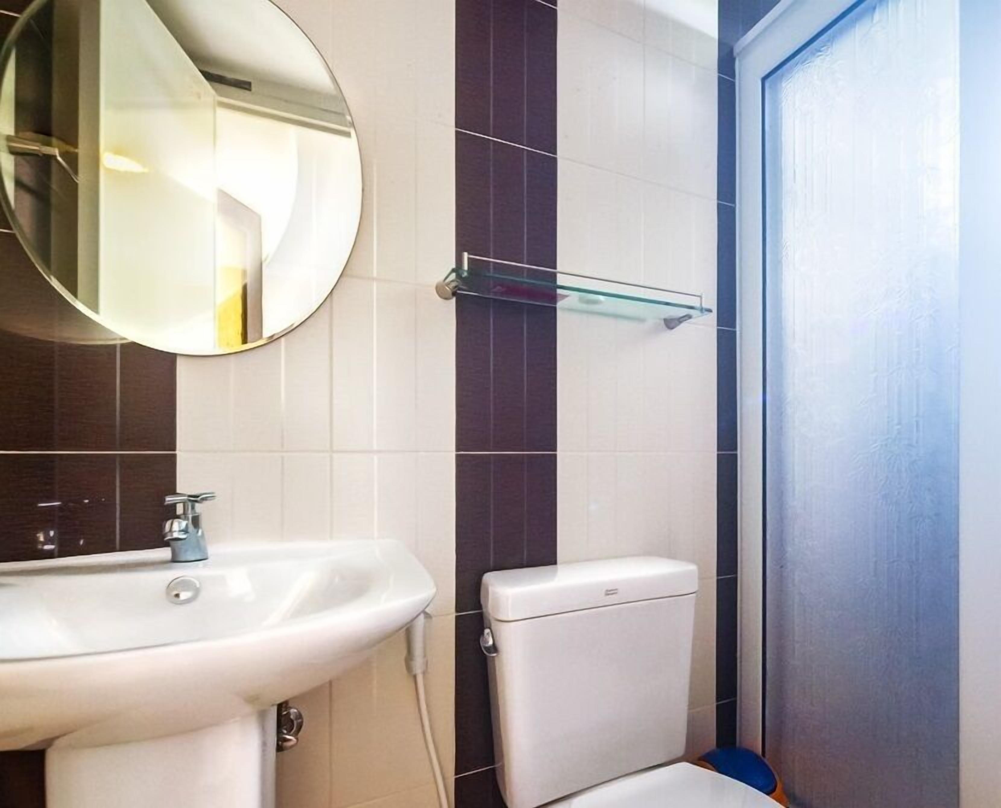 ocean view | bathroom | shower, rainfall showerhead, free toiletries, hair dryer