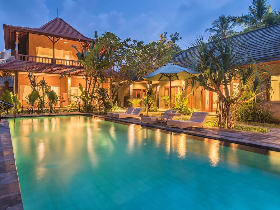 2 outdoor pools, sun loungers