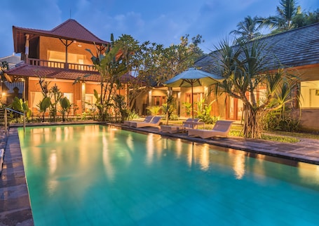 2 piscinas externas, espreguiçadeiras. Ubad Retreat