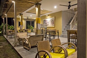 حيث تُقدم وجبات الإفطار، الغداء، العشاء، الأطباق العالمية