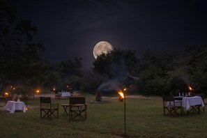 Outdoor dining - Mahoora - Yala by Eco Team (Kataragama)
