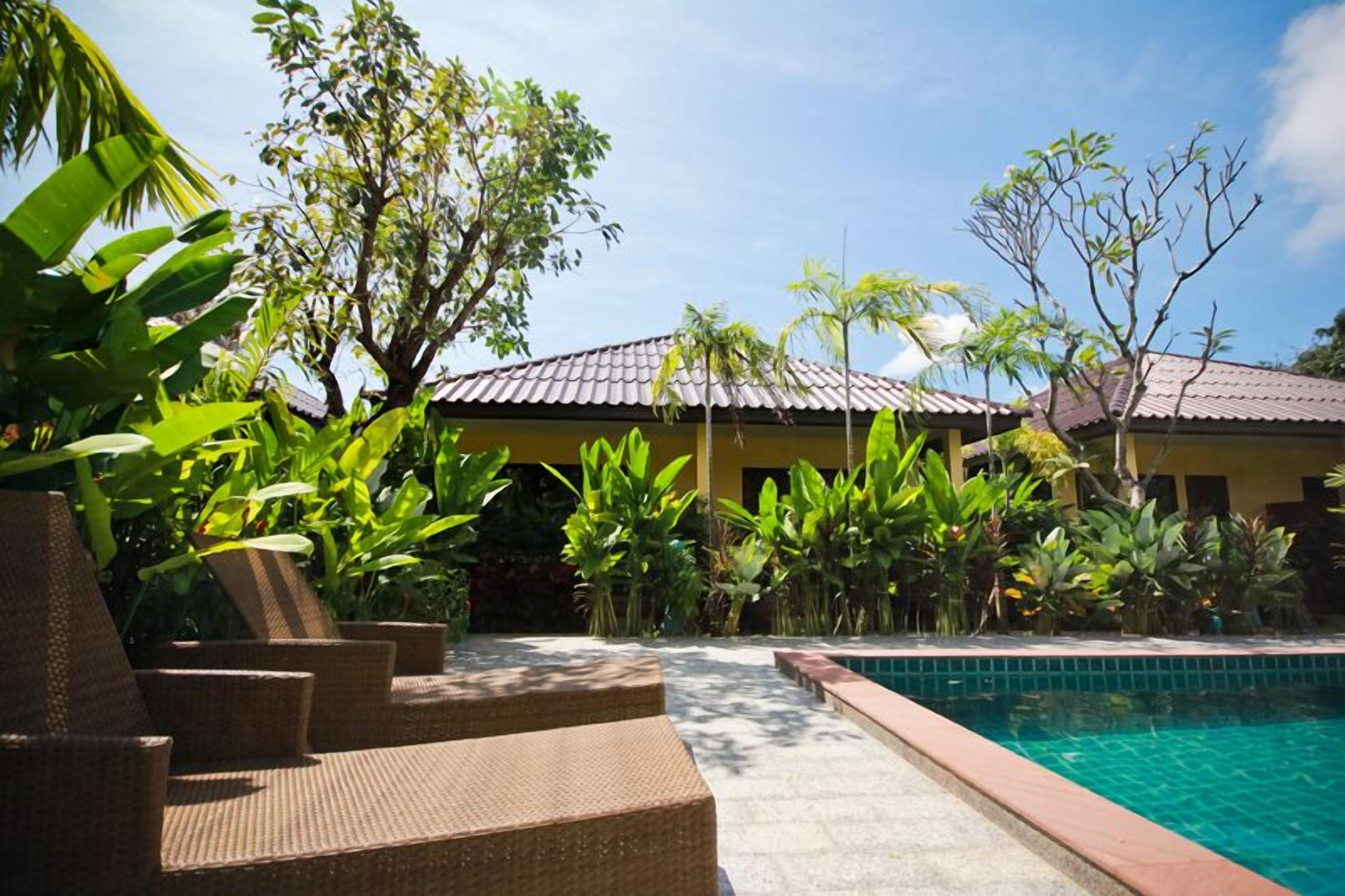 Una piscina al aire libre, tumbonas