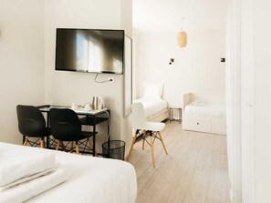 Quadruple Room | In-room safe, desk, free rollaway beds, bed sheets - Hotel La Voile (Locmariaquer)