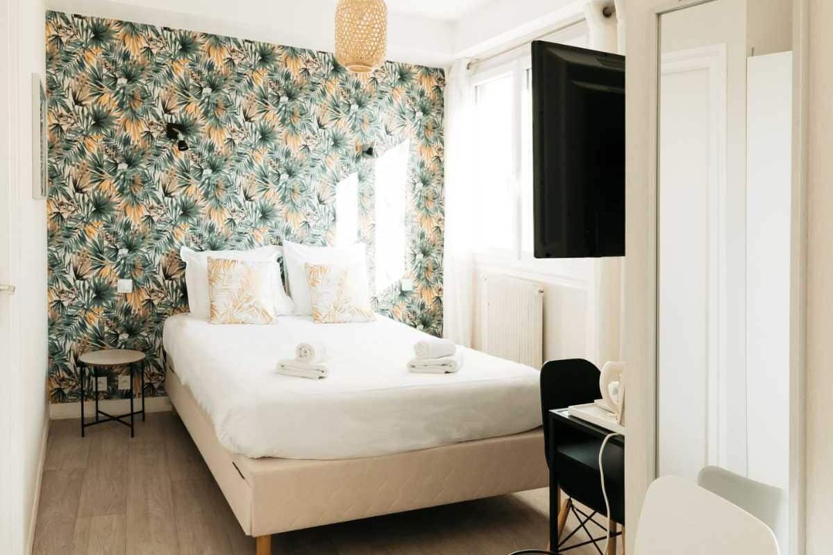 Une chambre à coucher avec un lit, un bureau et une chaise.