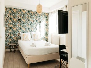 Quadruple Room | In-room safe, desk, free rollaway beds, bed sheets - Hotel La Voile (Locmariaquer)