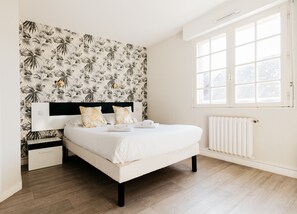 Caja de seguridad en la habitación y escritorio 