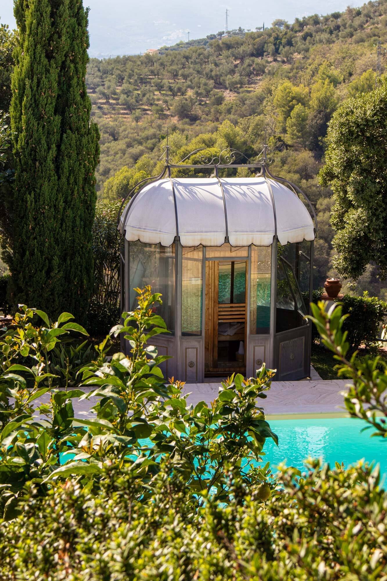 Piscine extérieure (ouverte en saison), parasols de plage