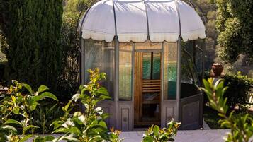 Außenpool (je nach Saison geöffnet), Sonnenschirme, Liegestühle