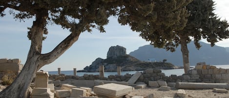 Una spiaggia nelle vicinanze