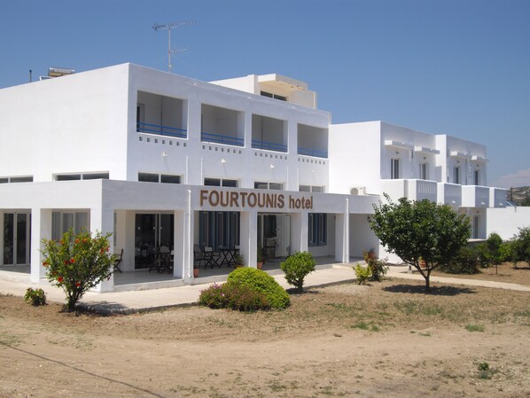 A modern hotel with a flat roof, multiple balconies, and a sign reading "FOURTOUNIS hotel". - Fourtounis Hotel (Kos)