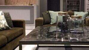 Una sala de estar moderna con un sofá, una mesa de centro y una estantería.
